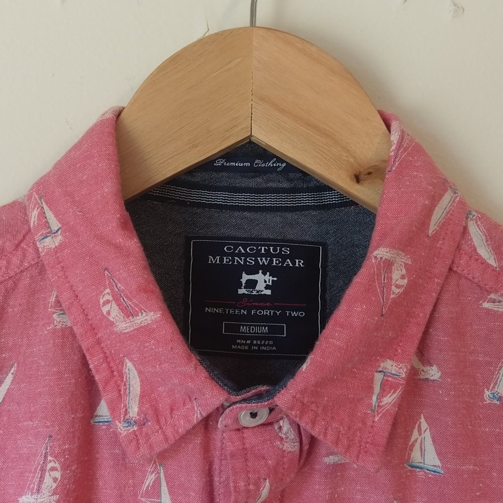 Casual short-sleeve button-down (100% cotton)
